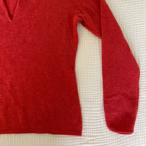 Neiman Marcus Cashmere Notch Sweater - Picture 6 of 7